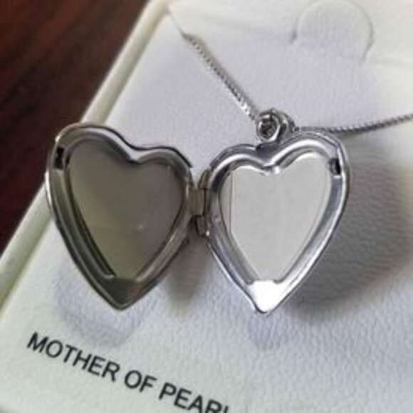 Sterling silver heart locket necklace with mother of pearl - Picture 2 of 3